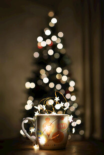 温馨圣诞夜的暖杯与彩灯