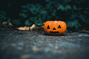 路边的万圣节南瓜灯