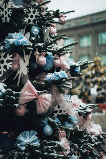 装饰精美的节日圣诞树