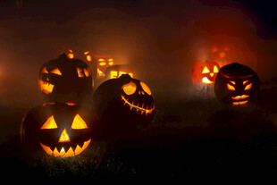 万圣节南瓜灯营造神秘氛围