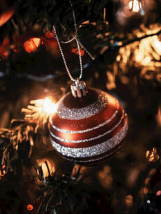 圣诞树上的闪亮铃铛装饰