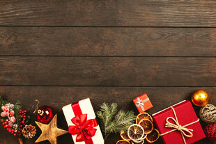 圣诞装饰与礼品摆放在木桌上