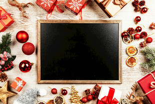 圣诞装饰环绕的空白画框