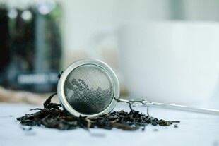 茶漏与散落茶叶的静物图