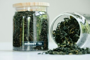 罐装绿茶茶叶展示