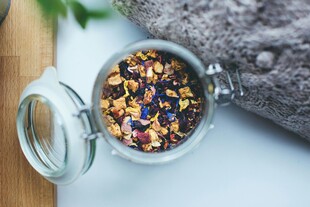 玻璃罐中的多彩混合谷物
