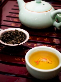 中式茶具与醇香茶饮