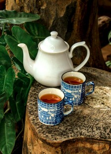 青花瓷茶具与热茶