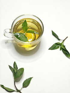 柠檬薄荷叶泡的清新茶饮