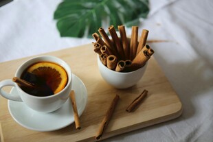 木盘上的热茶与肉桂棒