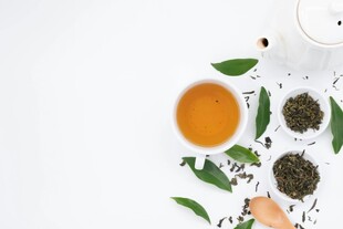 杯中香茗与散落茶叶