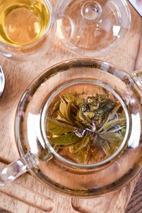 透明玻璃壶中的清新茶叶