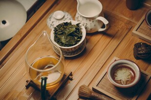 中式茶具与茶饮的雅致组合