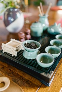 中式茶具与茶点的温馨组合