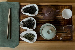 中式茶具与茶叶展示