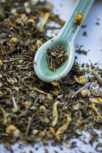 绿茶与菊花混合茶叶特写