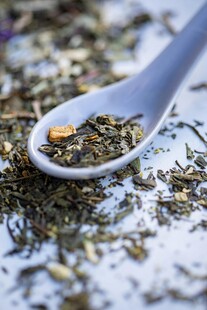 木勺中的混合草本茶叶