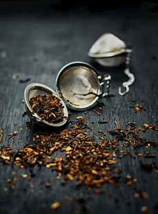 复古茶漏与散落茶叶