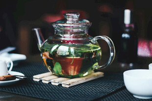 玻璃茶壶中的清新茶汤
