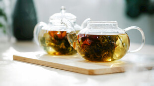 玻璃茶壶中的清新花草茶