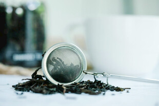 茶漏与散落茶叶的静物图