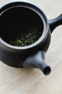 黑陶茶壶内的嫩绿茶叶