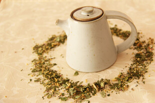 白色茶壶与散落的茶叶