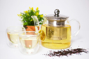 玻璃茶具泡制的清香茶饮