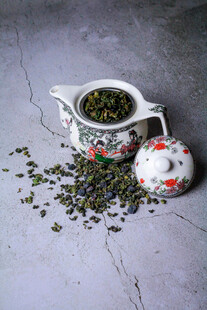 中式茶具与散落的茶叶