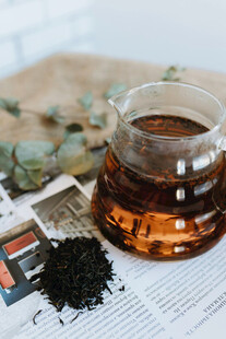 玻璃杯中泡着的醇香茶叶