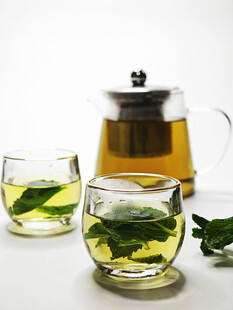 清新绿茶茶具与杯中茶叶
