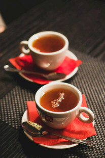 两杯热茶置于红垫上