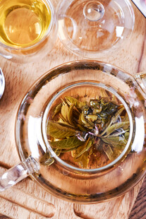 透明壶中泡着清新茶叶