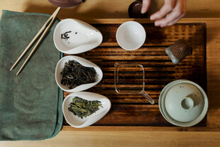 中式茶具与茶点展示