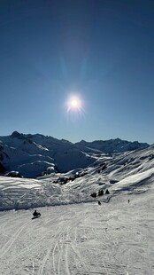 雪山暖阳下的壮丽雪景
