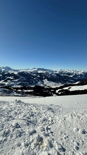 雪覆山野的冬日壮丽景致