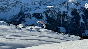 雪山中滑翔的自由身影