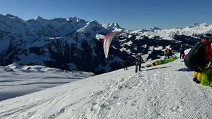 雪山之巅的滑翔伞准备时刻