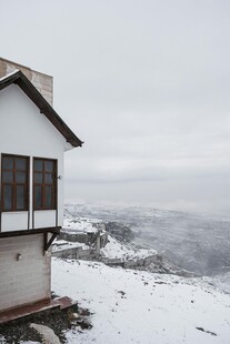 雪覆小屋临大海