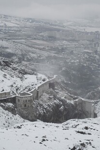 冬日雪景中的山峦与道路
