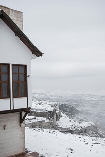 雪覆山间小屋远景