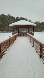 雪后湖畔木质凉亭美景