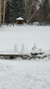 冬日雪地中的精巧雪雕作品