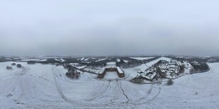 雪地中的帐篷群