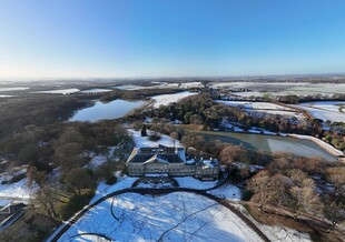冬日雪景鸟瞰美丽村落