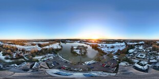 冬日雪景中的城镇日出