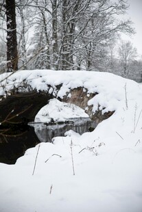冬日雪覆石桥小溪景致