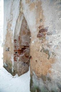 古老斑驳的石砌拱形结构