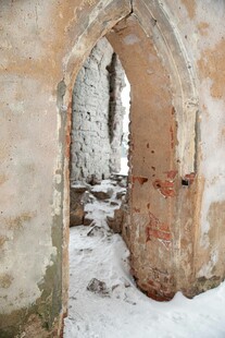 破旧拱门处的冬日景象