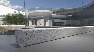 现代建筑旁的石质景观台